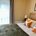 別荘 3 Bed House Near Centre With Off Road Parking