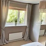 別荘 3 Bed House Near Centre With Off Road Parking *