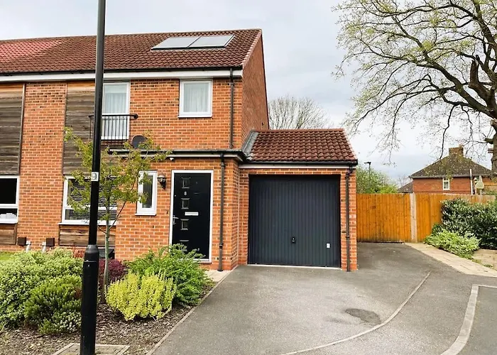 3 Bed House Near Centre With Off Road Parking *