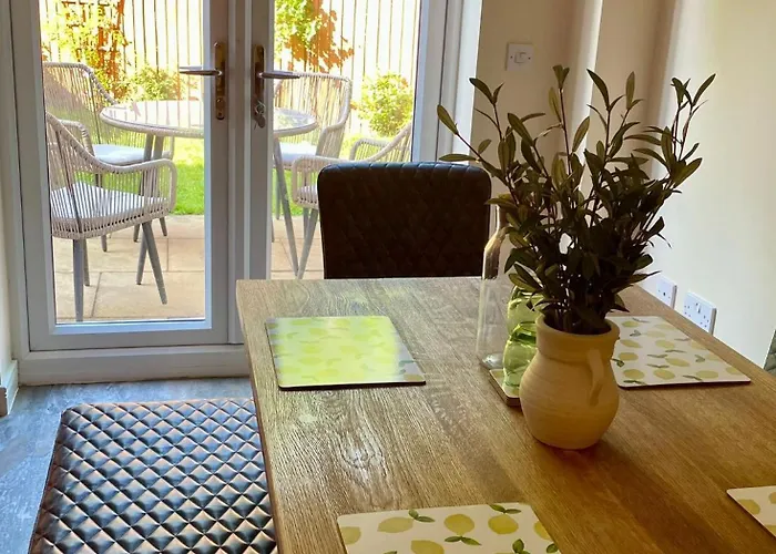 Dom wakacyjny 3 Bed House Near Centre With Off Road Parking *