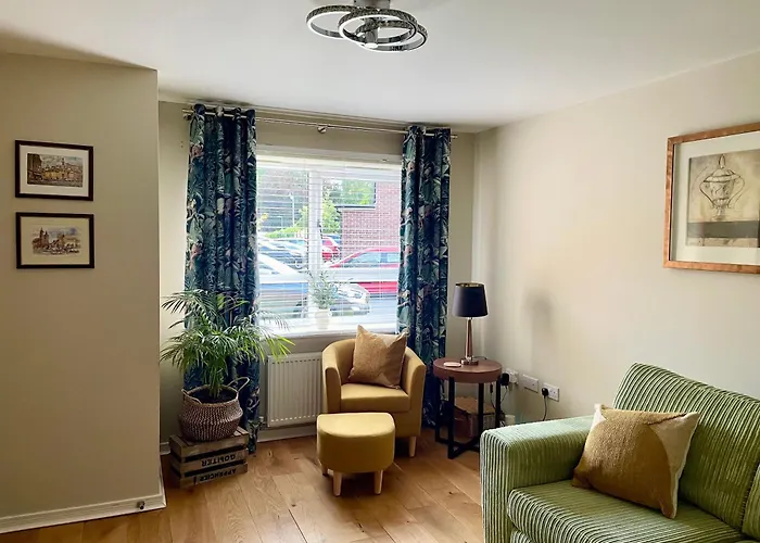 Dom wakacyjny 3 Bed House Near Centre With Off Road Parking