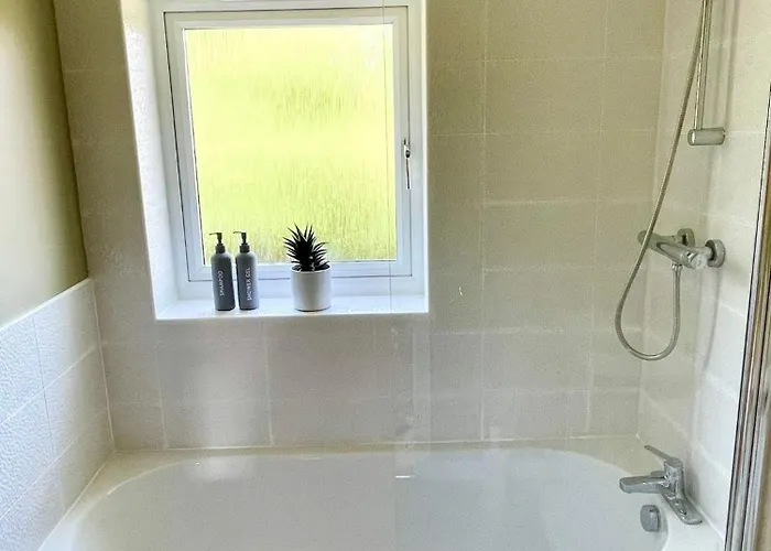 Dom wakacyjny 3 Bed House Near Centre With Off Road Parking