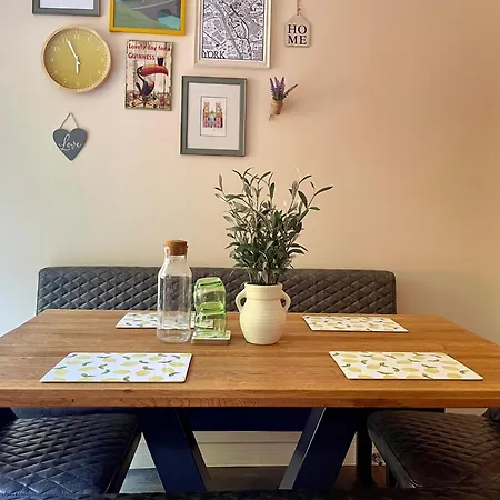 بيت للعطل 3 Bed House Near Centre With Off Road Parking