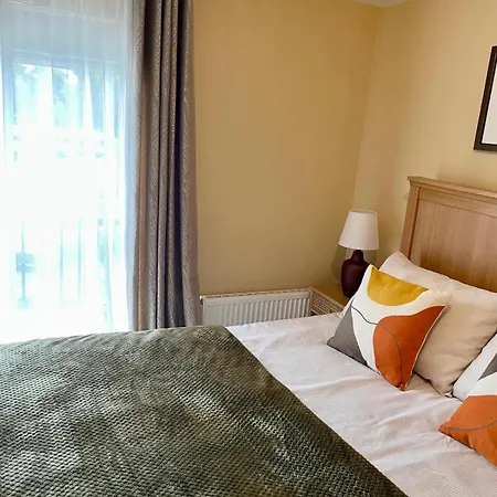 Nyaraló 3 Bed House Near Centre With Off Road Parking