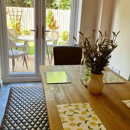 بيت للعطل 3 Bed House Near Centre With Off Road Parking *