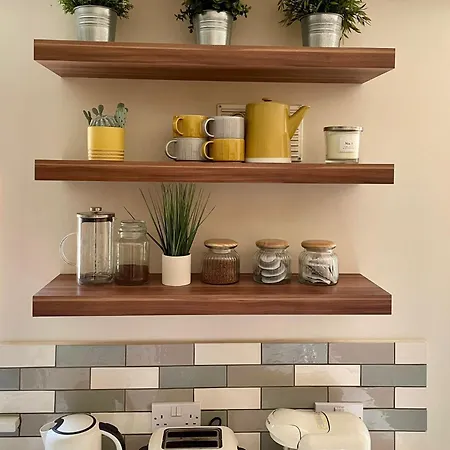بيت للعطل 3 Bed House Near Centre With Off Road Parking