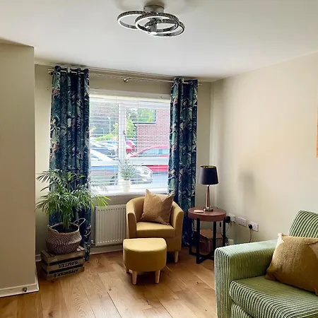 بيت للعطل 3 Bed House Near Centre With Off Road Parking