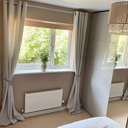 Holiday home 3 Bed House Near Centre With Off Road Parking *