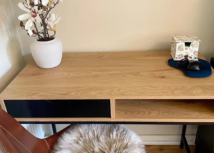 3 Bed House Near Centre With Off Road Parking Vakantiehuis *