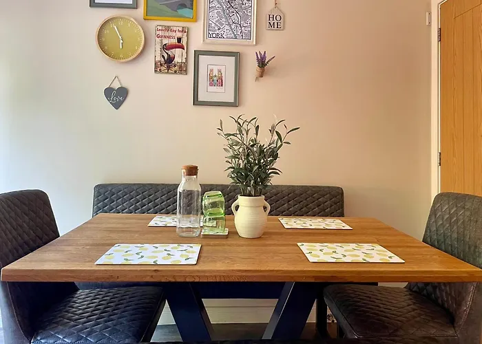 Vakantiehuis 3 Bed House Near Centre With Off Road Parking