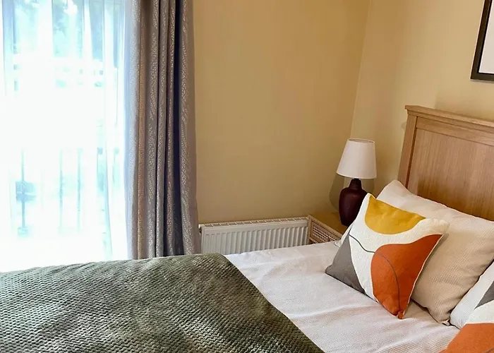 Vakantiehuis 3 Bed House Near Centre With Off Road Parking