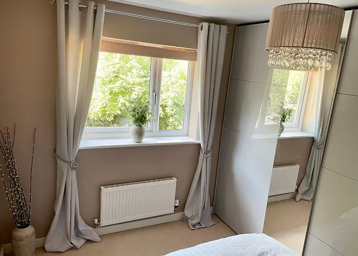 Holiday home 3 Bed House Near Centre With Off Road Parking *