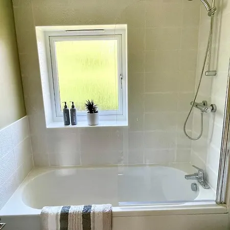 Nyaraló 3 Bed House Near Centre With Off Road Parking